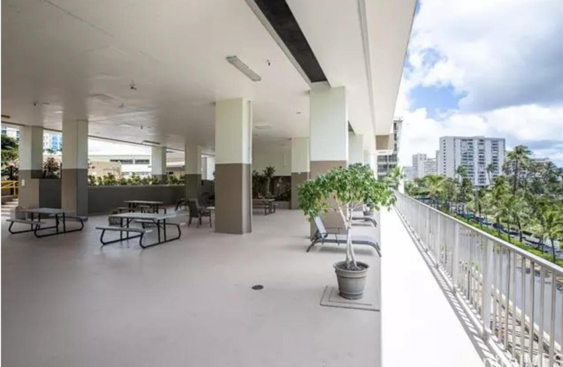 Gem Of Waikiki At Inn On The Park โฮโนลูลู ภายนอก รูปภาพ